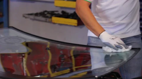 Car windshield repair and replacement Video stock 32103825