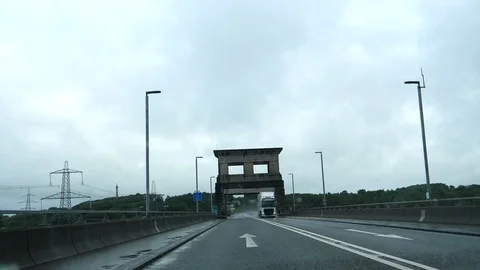 Car windshield view driving over Britannia bridge Видео 125557256