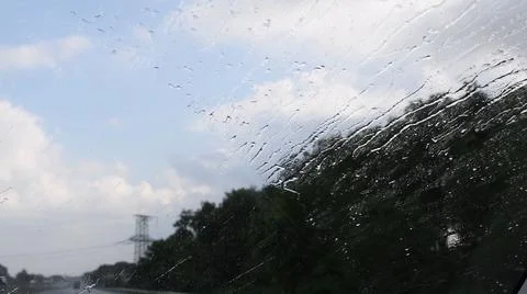 Car windshield view of rainfall splashing and dripping Foto stock