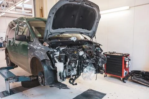 A car without the front and without the hood is standing in a garage Stockfoto's