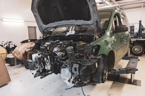 A car without the front and without the hood is standing in a garage Stockfoto's