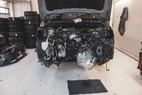 A car without the front and without the hood is standing in a garage Stockfoto's