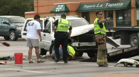 Car wreck cleanup medium Stock-Footage 508368