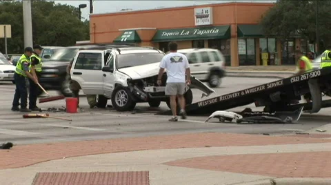 Car wreck cleanup wide Stock-Footage 508322
