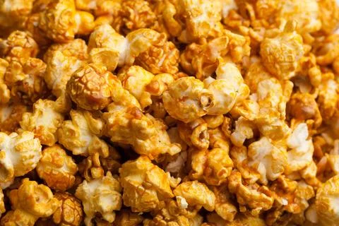Caramel pop corn background, closeup view Foto stock