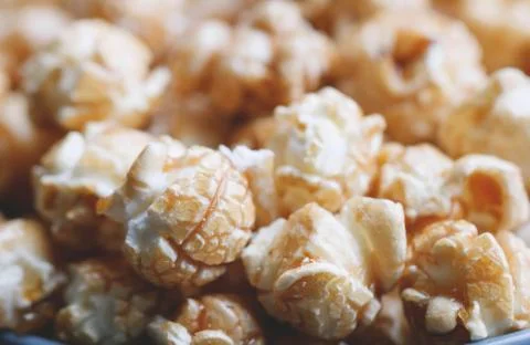 Caramelized popcorn background. Macro shot. Selective focus Stock-Fotos