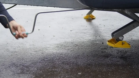 Caravan drop down stabilizing legs opening no audio track Vídeo Stock 119232577