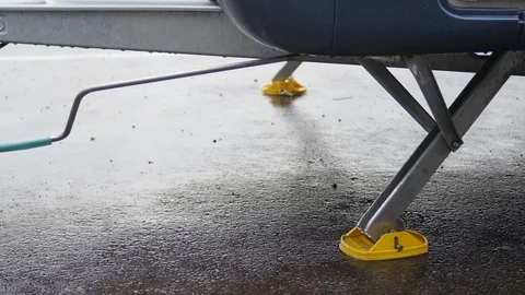 Caravan drop down stabilizing legs closing footage with stereo audio track Stock-Footage 119232597