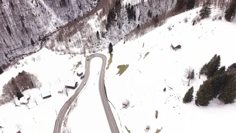 Caravan navigating alpine hairpin with traffic Видео 332134453