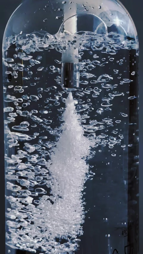 Carbonation of clean water with bubbles, sparkling effect. Stock Footage 336559393