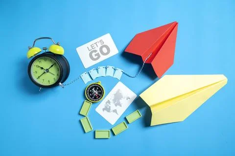 Card with Let's Go text and a worldwide map with an alarm clock and an anti.. Foto stock