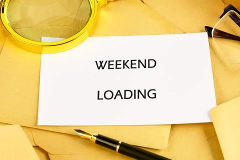 A card with WEEKEND LOADING displayed sits amongst yellow envelopes, a 스톡 사진