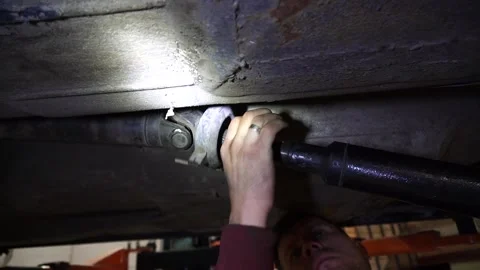 Cardan shaft a mechanic disassembles an old 動画素材 221433695