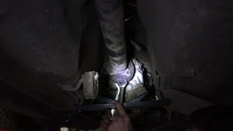 Cardan shaft a mechanic disassembles an old Vidéo 221433812