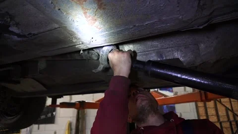 Cardan shaft a mechanic disassembles an old Видео 221433891