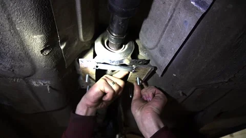 Cardan shaft a mechanic disassembles an old Vidéo 221433971