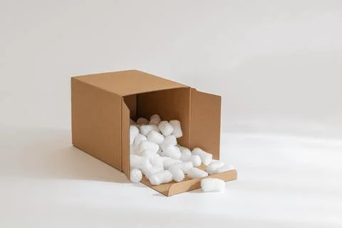 Cardboard box with packing peanuts Stockfoto's