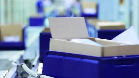 Cardboard boxes are moving on a transporter of a packaging line Vidéo 47504149