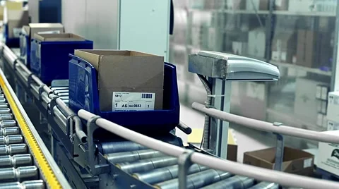Cardboard boxes are weighed on a transporter of a packaging line Vidéo 47504398