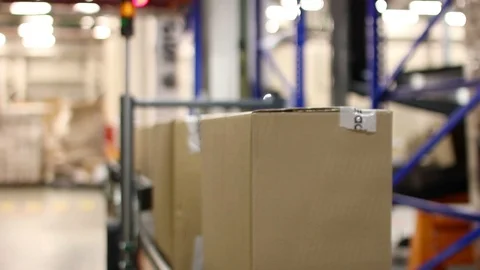 Cardboard boxes on conveyor belt inside warehouse 스톡 동영상 91004761