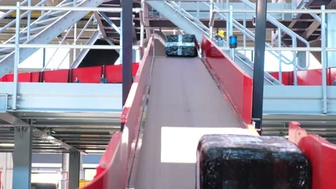 Cardboard boxes on conveyor in a distribution center Vidéo 145393652
