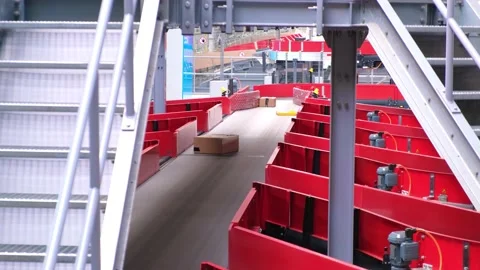 Cardboard boxes on conveyor in a distribution center Vidéo 145393691
