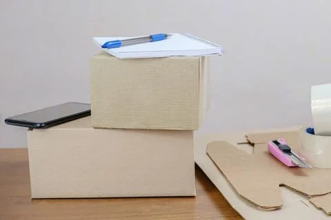 Cardboard boxes with packed orders of online store are on table in warehouse. Foto stock