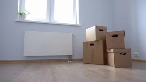 Cardboard boxes for relocation at empty room. Moving to new apartment Video stock 79787344