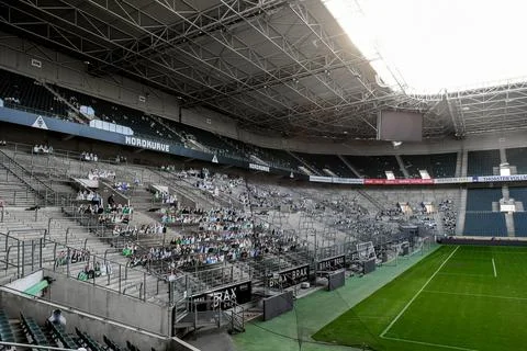 Cardboard cutouts replace supporters at empty soccer stadium in Germany, Moenche Foto stock
