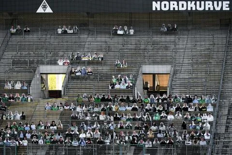 Cardboard cutouts replace supporters at empty soccer stadium in Germany, Moenche Foto stock