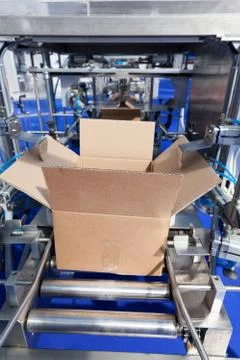 Cardboard package box packing machine Foto stock