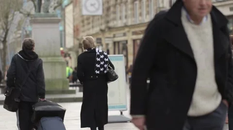 Cardiff Shoppers Stockbeeldmateriaal 69022816