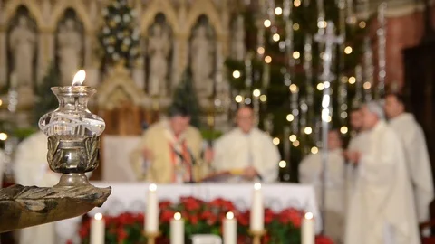Cardinal and priest in front of altar in church. Christmas Midnight mass Stock-Footage 121997181
