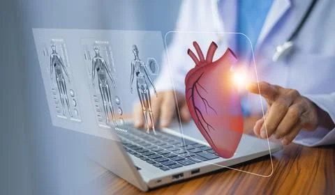 Cardiologist doctor using computer visual screen learning data for treatmen.. Foto stock