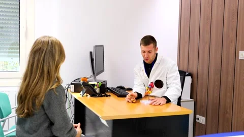 Cardiologist explaining problem to patient Video stock 263263504