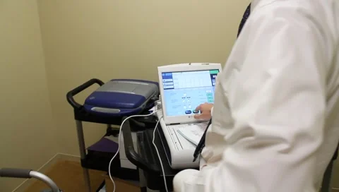 Cardiologist with patient Video stock 977367