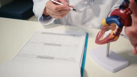 Cardiologist sitting at the table and explain the disease in hospital 스톡 동영상 251941189