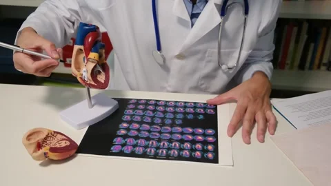 Cardiologist sitting at the table and explain the disease in hospital 스톡 동영상 251941342