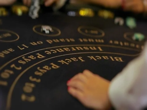 Cards being played at a blackjack table. close up Vidéo 74225529
