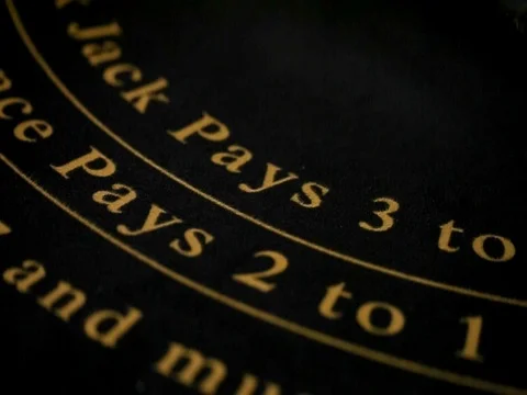 Cards being played at a blackjack table. close up Vidéo 74225658