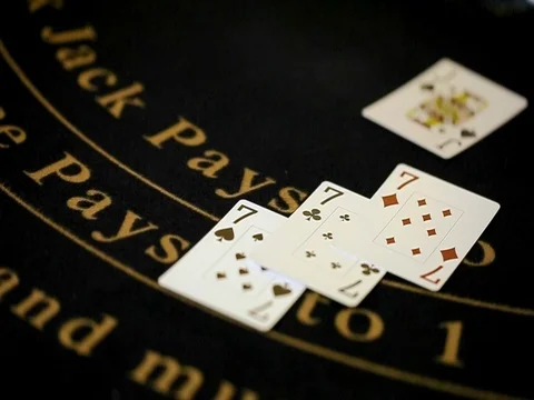 Cards being played at a blackjack table. close up Vidéo 74226276