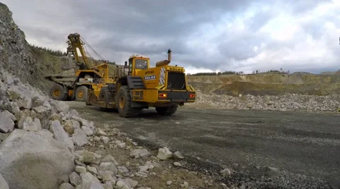 Career dredge finished loading multi-ton truck. 库存影片 55772845