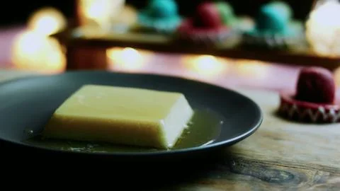 Careful ingredient study of overhead caramel flan on a gray plate Foto stock