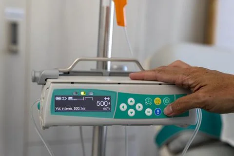 A caregiver programs an infusomat 스톡 사진
