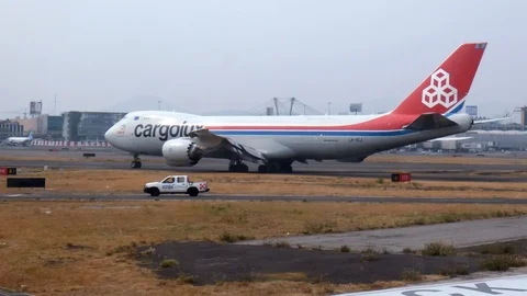 Cargo airplane preparing to takeoff Stock-Footage 107575929