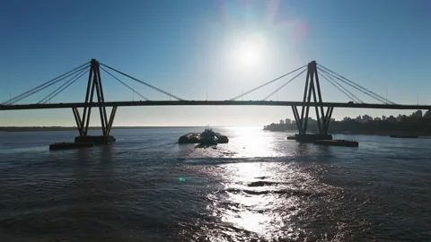 Cargo barge advance toward the General Belgrano Bridge on Paraná River near Vídeos de archivo 322090364