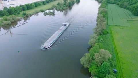 Cargo barge floats on the river Vídeos de archivo 194730985