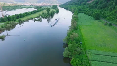 Cargo barge floats on the river Vídeos de archivo 194731690