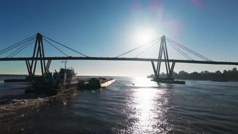 Cargo barge moving beneath the General Belgrano Bridge on the Paraná River Vídeos de archivo 322090383