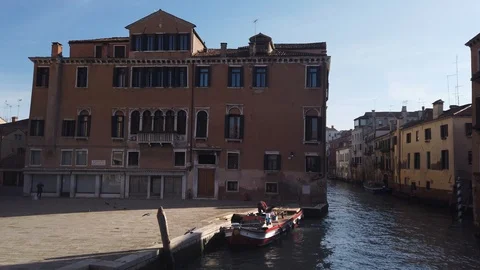 Cargo boat in empty Venice Vídeos de archivo 127106138